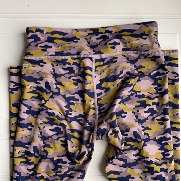Fabletics Pink/Green Camo Powerhold Ankle Length Leggings Small - Picture 7 of 7